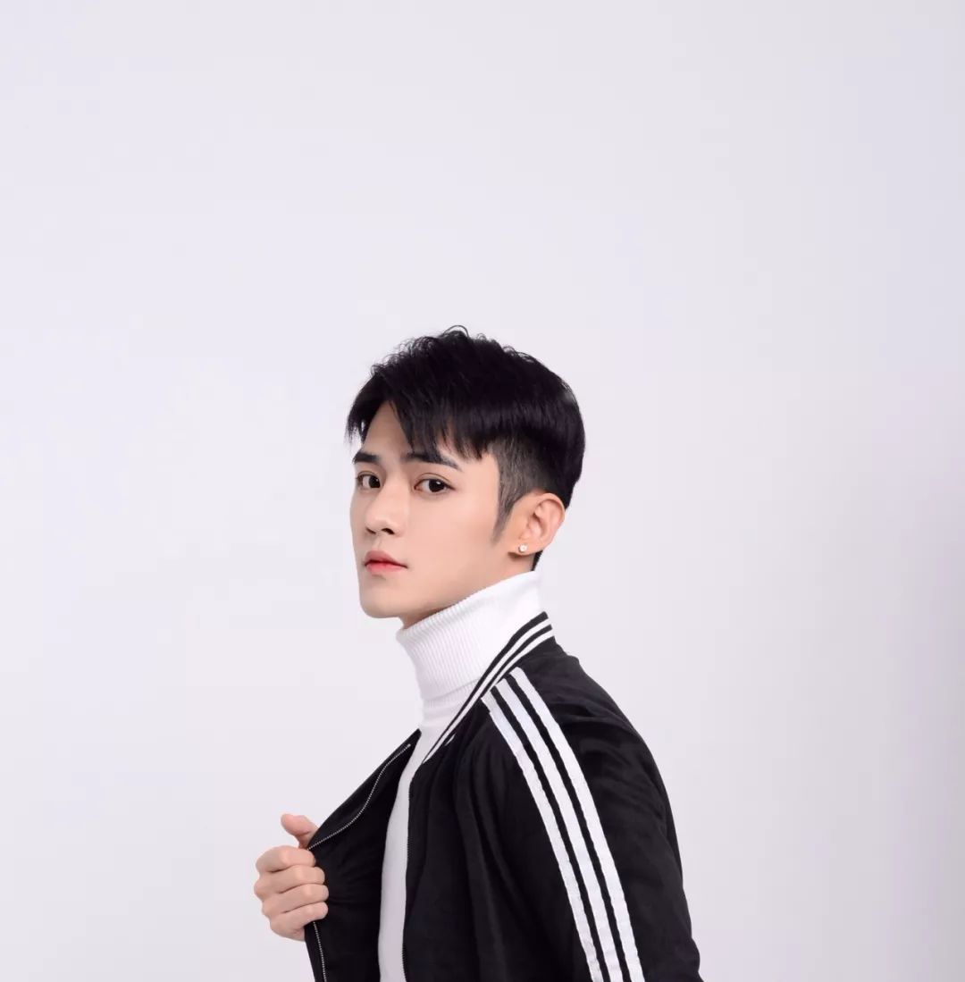 留两边铲+刘海短发的男生好帅