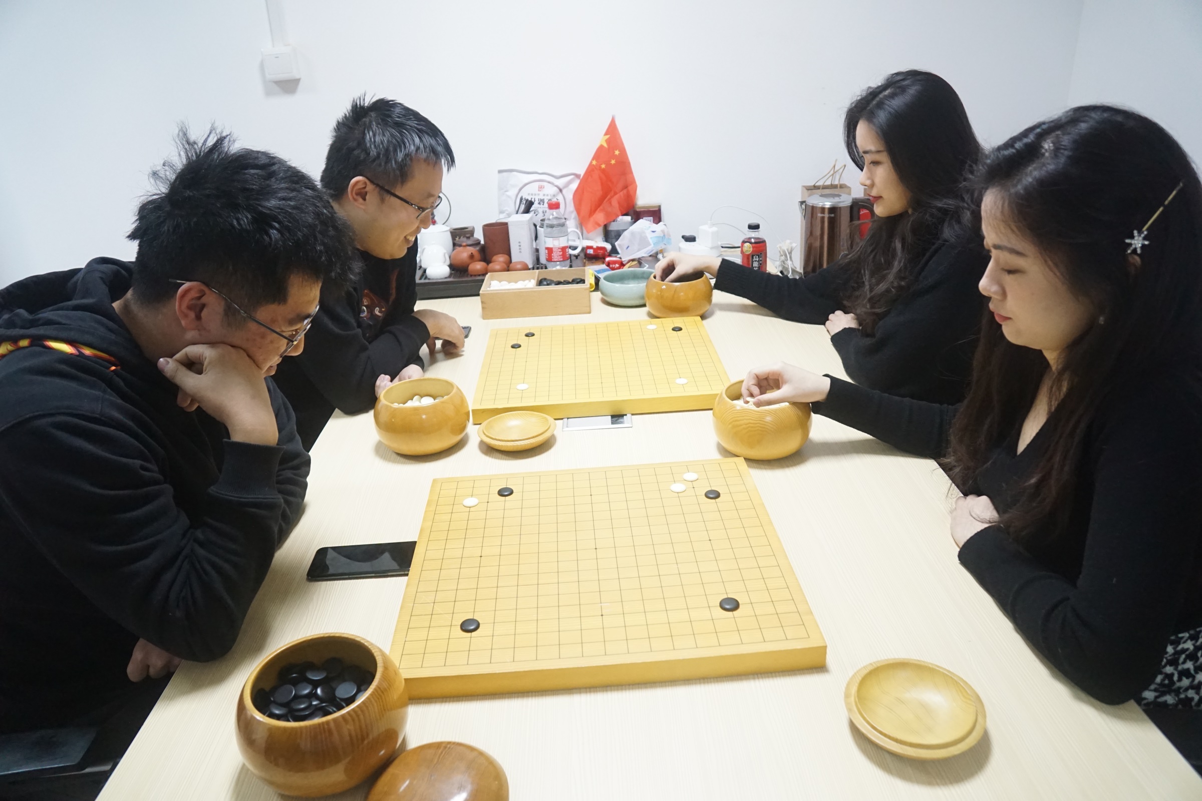 原创成都围棋名宿罗义携众美女弟子造访弈客