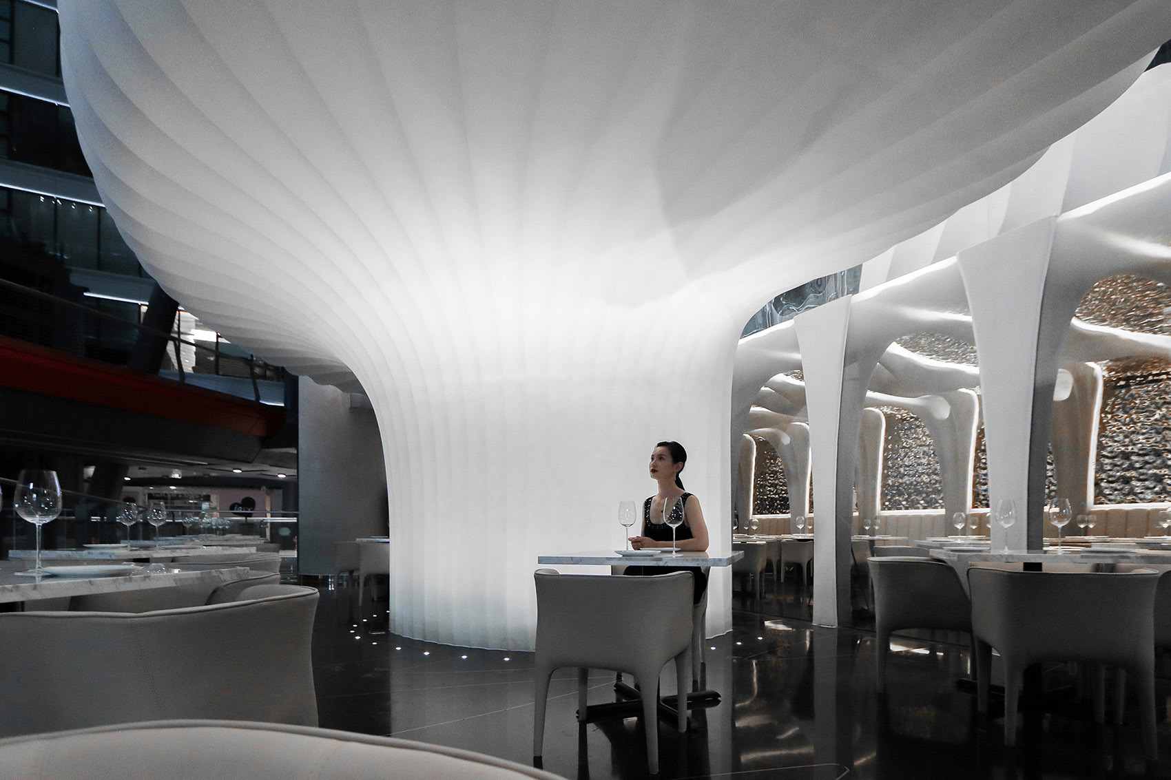 "悬浮"在空中的纯白艺术品,谁能想到这只是家西餐厅!_空间