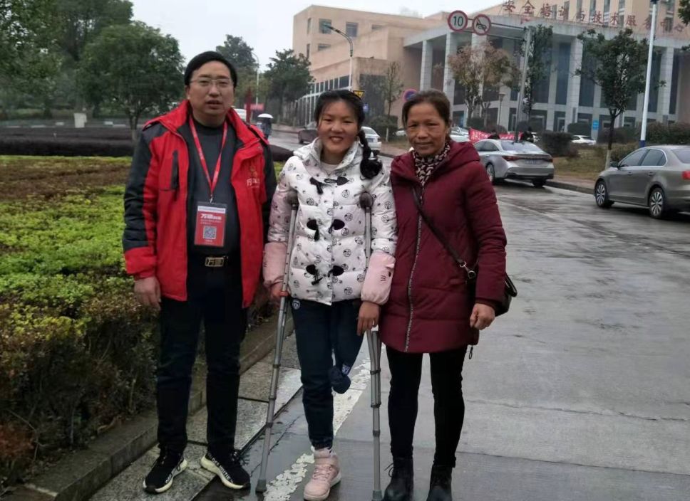 截肢后,贫寒女孩每天拄拐3公里上学,高三那年她突然多了8个叔叔_韩力