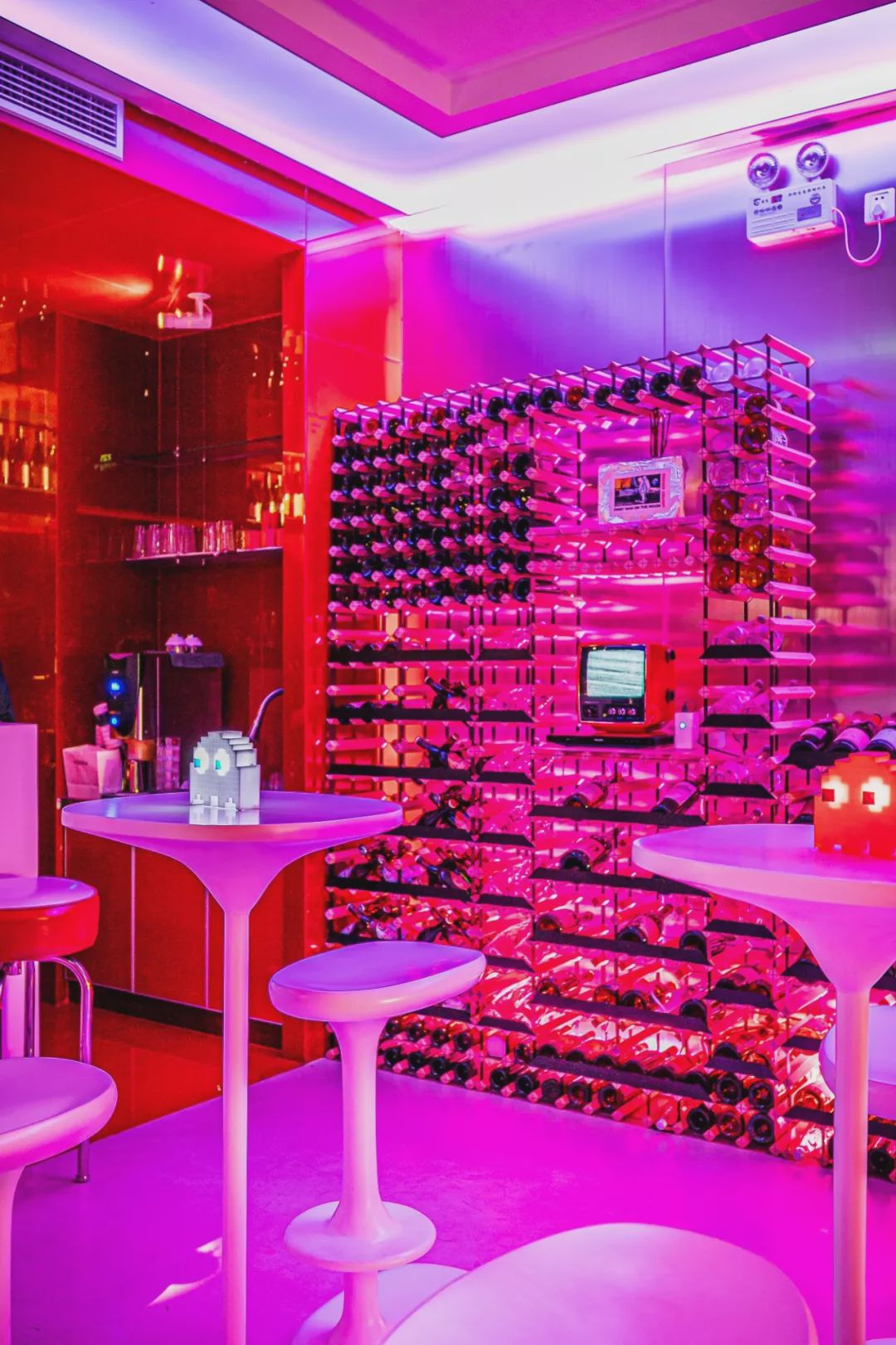 暧昧粉,妖娆的紫,孤寂的蓝青色,映衬在金属墙壁上,赛博朋克的热烈颓丧