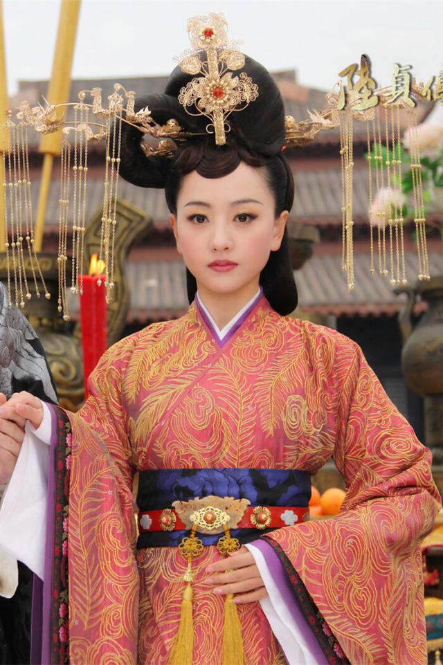 惊艳的萧唤云看似美艳惹人疼爱,其实背后却是满满的心计和不择手段.