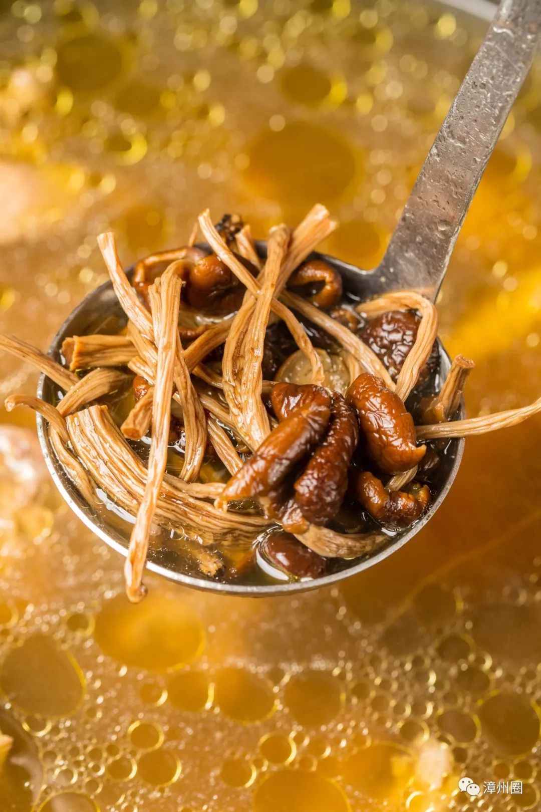 装满了各种食材的老番鸭茶树菇汤一碗下肚,一股 暖意瞬间在胃里蔓延