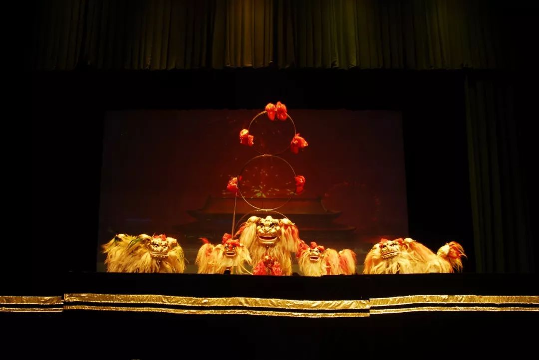 《狮子舞》1《木偶神韵》共由7个折子戏组成,从优美水袖舞《长袖》到