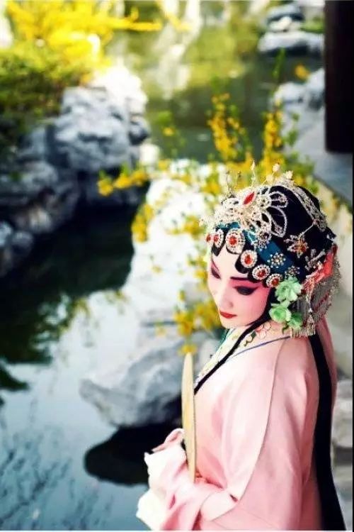 《送魏二》【唐】王昌龄醉别江楼橘柚香,江风引雨入舟凉.