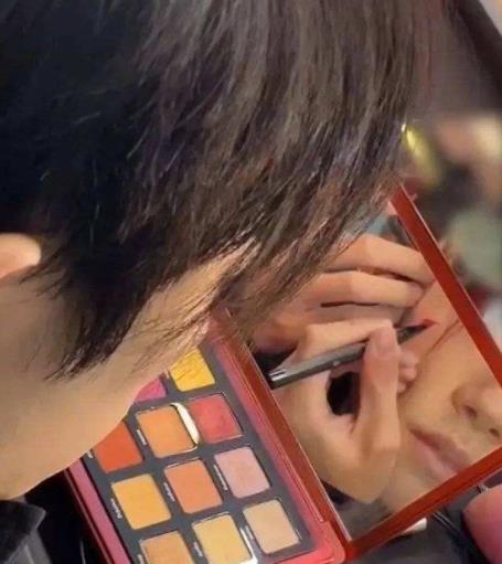 易烊千玺给自己化妆发现有镜头拍自己抬头瞬间眼神杀威力太大