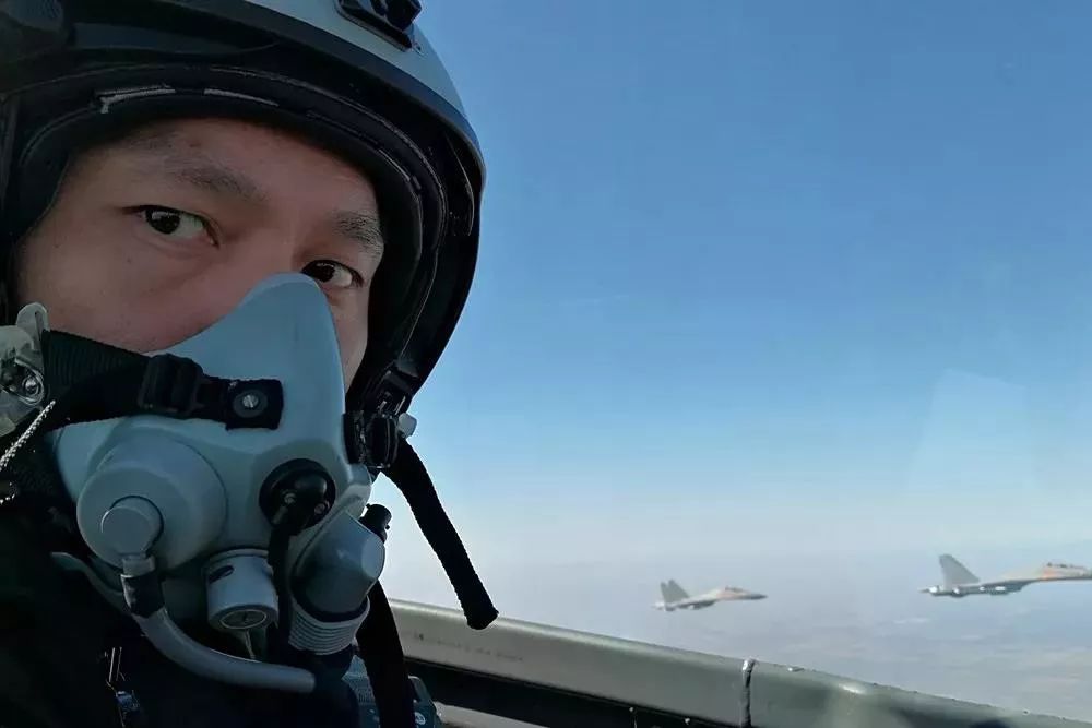 今天淳安籍飞行员驾驶受阅飞机从天安门飞过 )10月1日一大早,淳安县梓