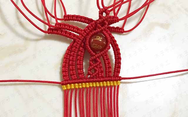 金黄色线做辅助线,那一排红色线在上面做斜卷结24,抽掉金黄色线,两根