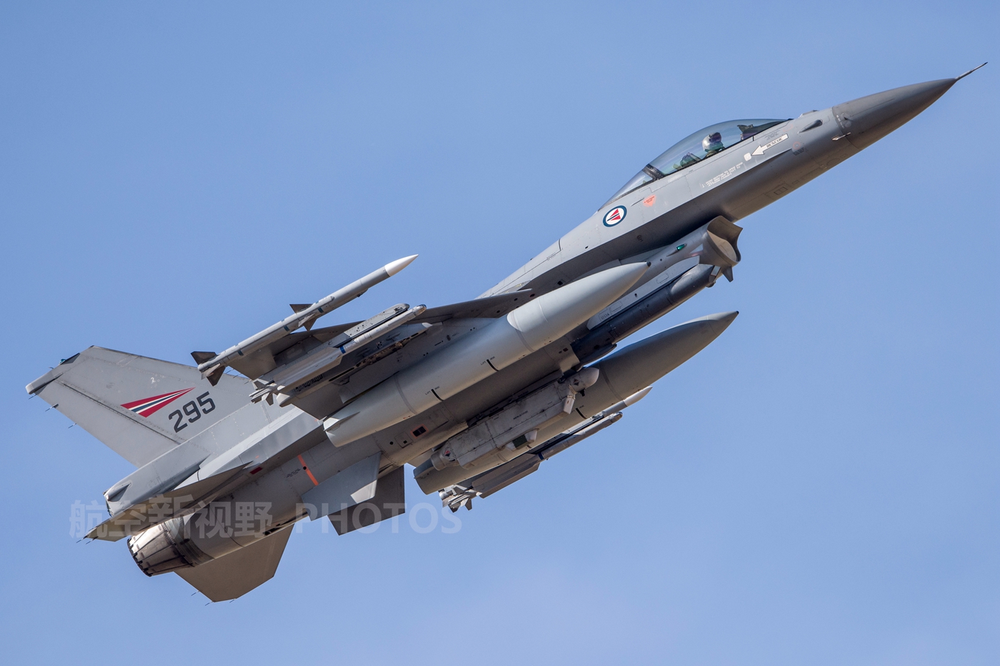 原创挪威空军f-16战机图集,老旧战机可挂四代弹,战斗力依然不俗