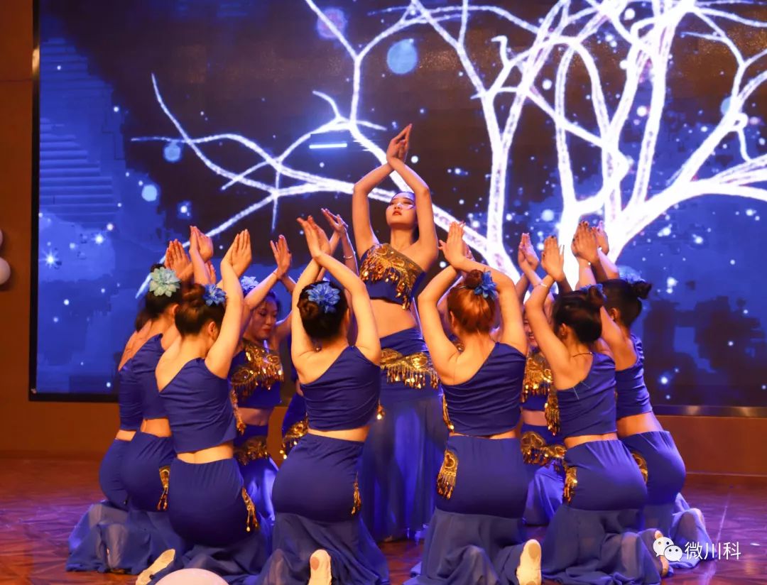 舞台剧团队风趣且有内涵的《蚁族》和精彩的魔术表演,将晚会氛围一次