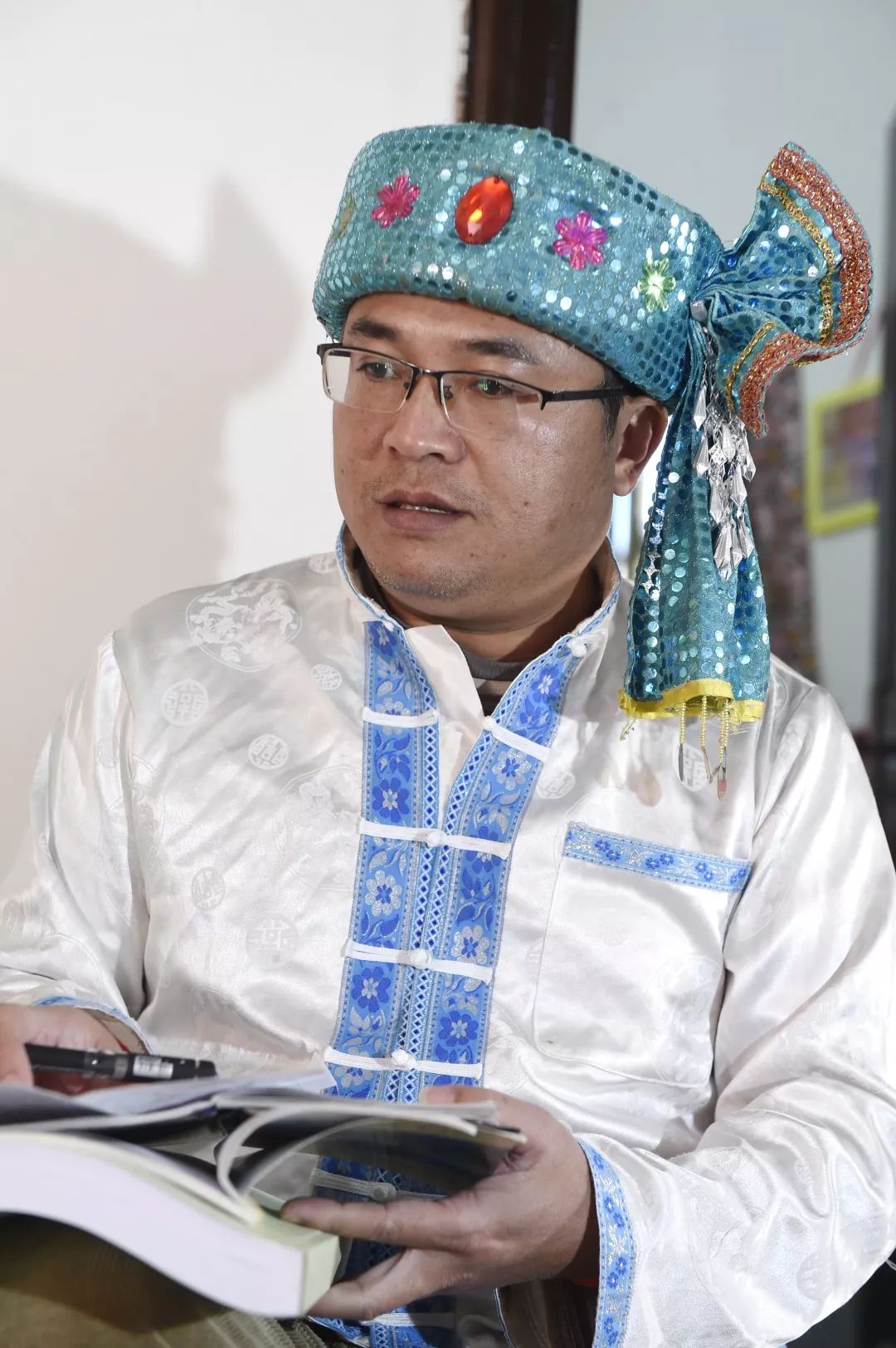 白江到乡村收集音乐创作素材"我常下乡记录民间原生态