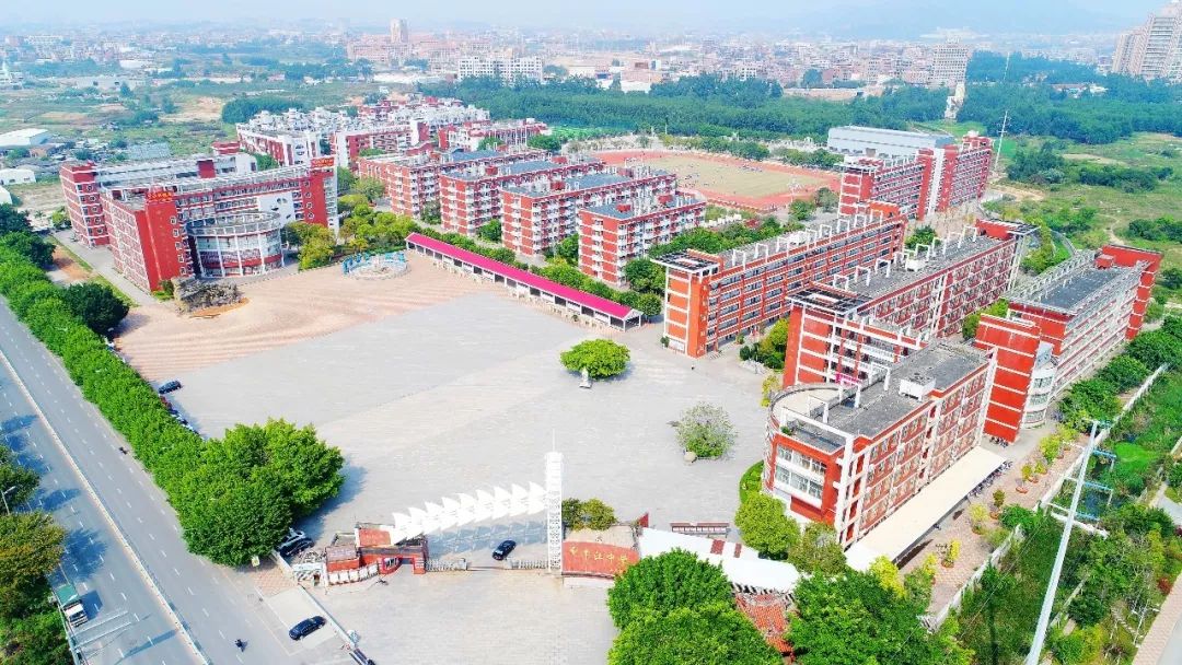 2019年,子江中学校园全景图60左右滑动查看长图622004年,子江中学