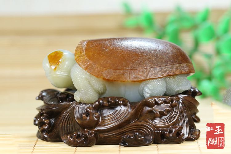 原创玉雕师宋伟涛精心雕琢的和田玉龟,简直太讨喜了!