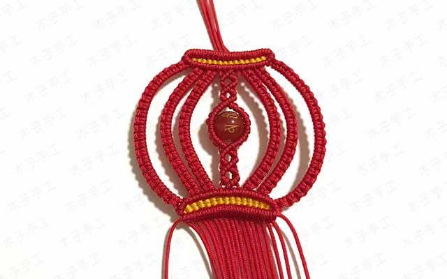 其余的线头剪掉烧粘好28,用剩4根线的那头来做,左边做右斜卷结,右边做