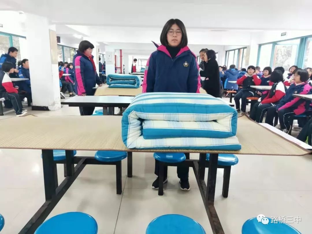 被子叠叠乐灯笼高高挂路桥三中举行七年级住宿生迎新年趣味活动