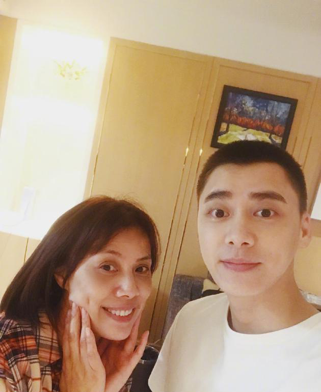 李易峰卡点发文晒与母亲合照,长得像妈妈,铁粉迫不及待要当儿媳
