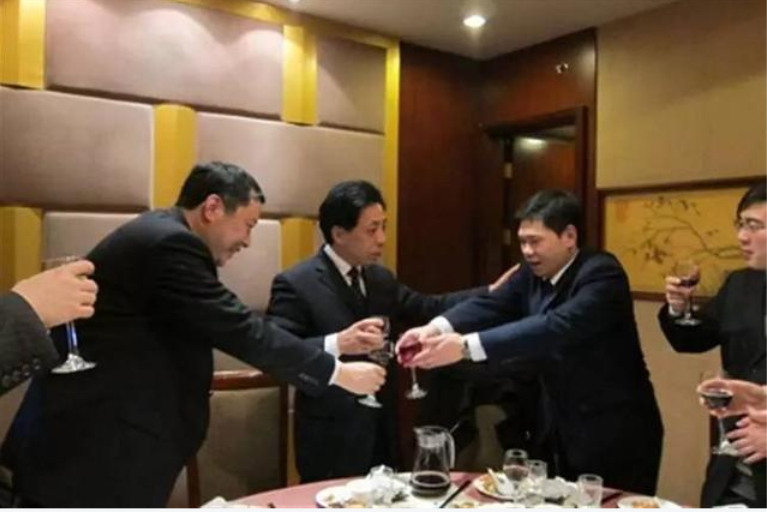 有领导在的酒局上懂得做4点挺直腰杆让领导对你点头称赞