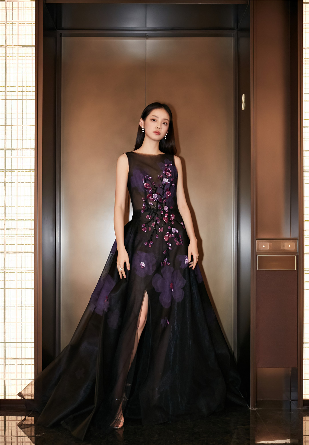 演员孙伊涵一席仙女系长裙出席2019芭莎美妆盛典