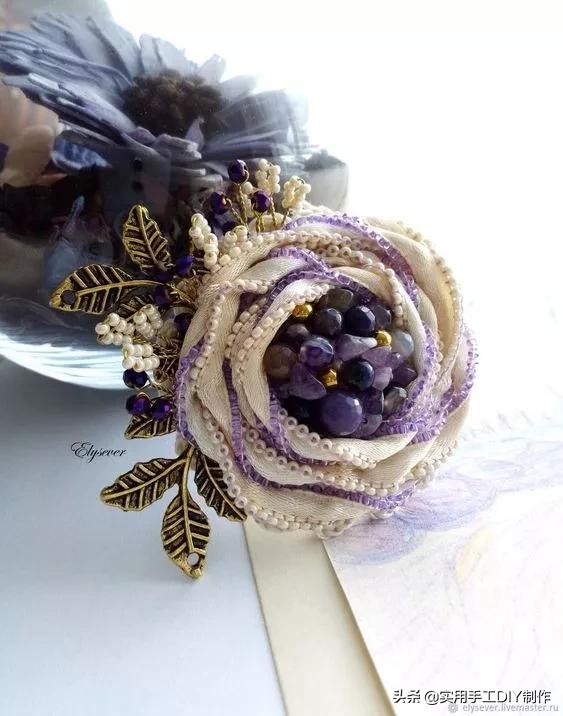 布艺作品她用布条卷了一朵玫瑰花组合起来却是满满的高级感