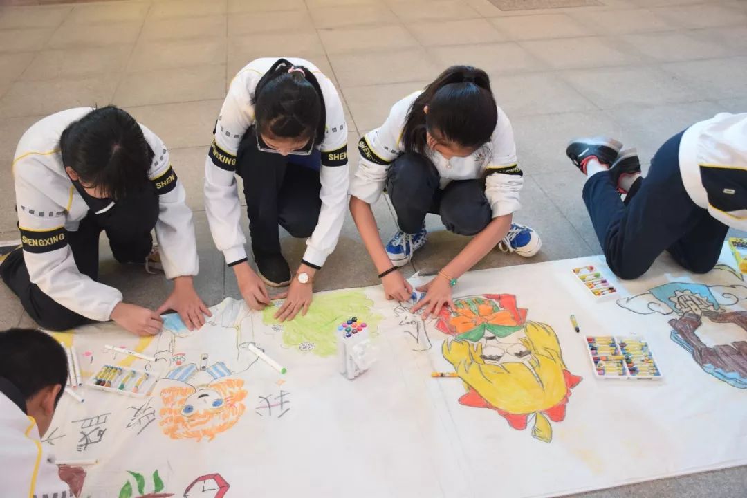 绘制梦想的航图丨我校中学部开展百米长卷绘画活动