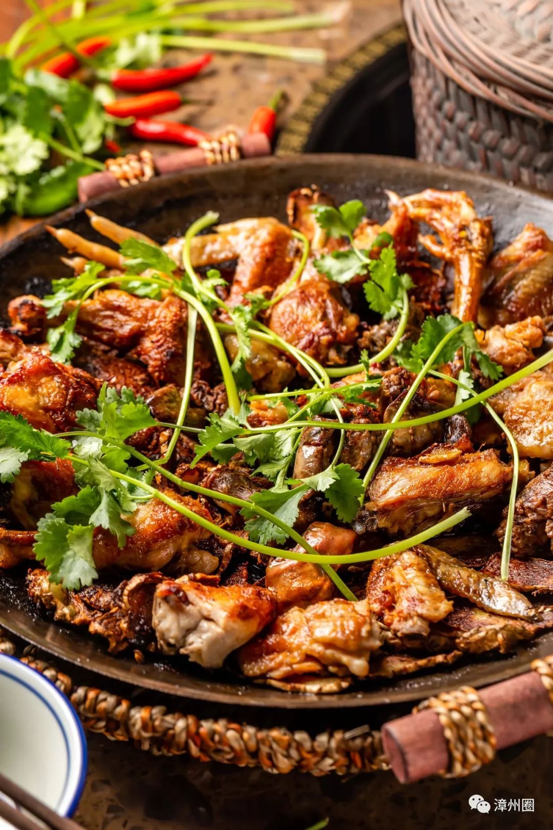 一整盘煎鸡用料实在,一点也不偷工减料.