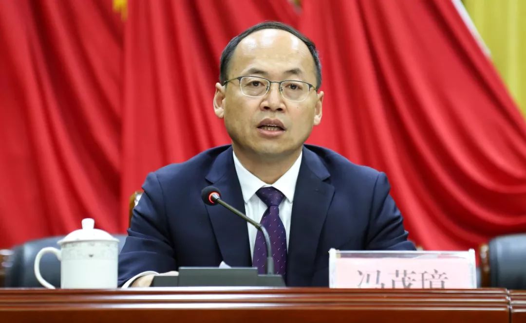 李玉山,自治区地方志办公室副编审张明鹏,市委党史研究室副主任胡建东