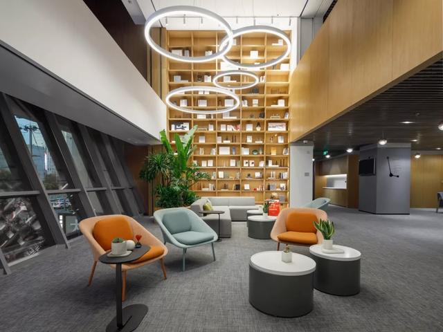 360°庭院式阶梯中庭,只为带给你更通透的企业展示体验.