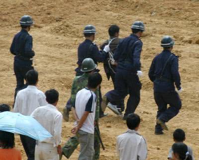 武警枪毙犯人 现场图片