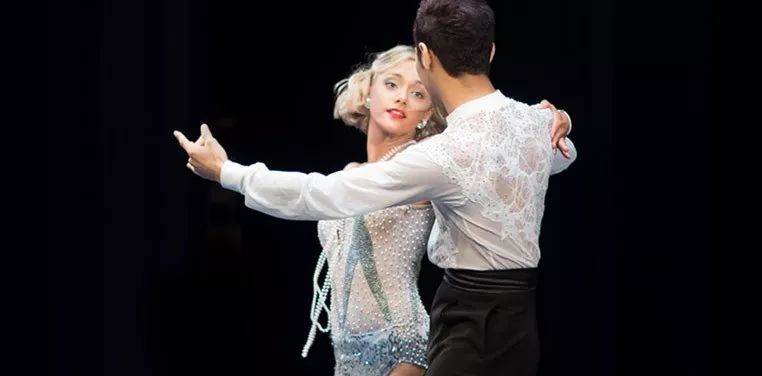 "抱抱摇"≈21世纪的中式交谊舞