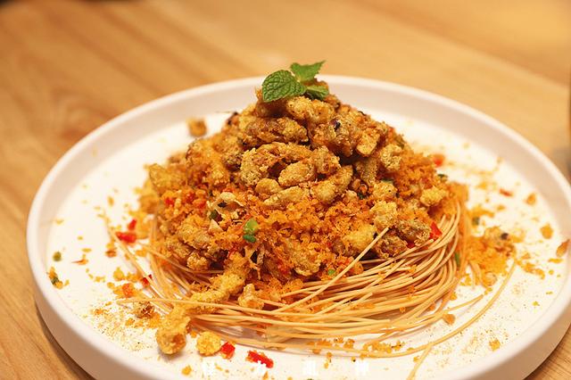 说到野蜂,很多人可能都会觉得恐怖,但是这道椒盐野蜂蛹的香酥爽脆的