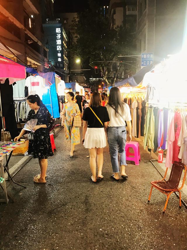 在武汉有着众多的夜市,什么大成路夜市,虎泉夜市,保成路夜市等等,而