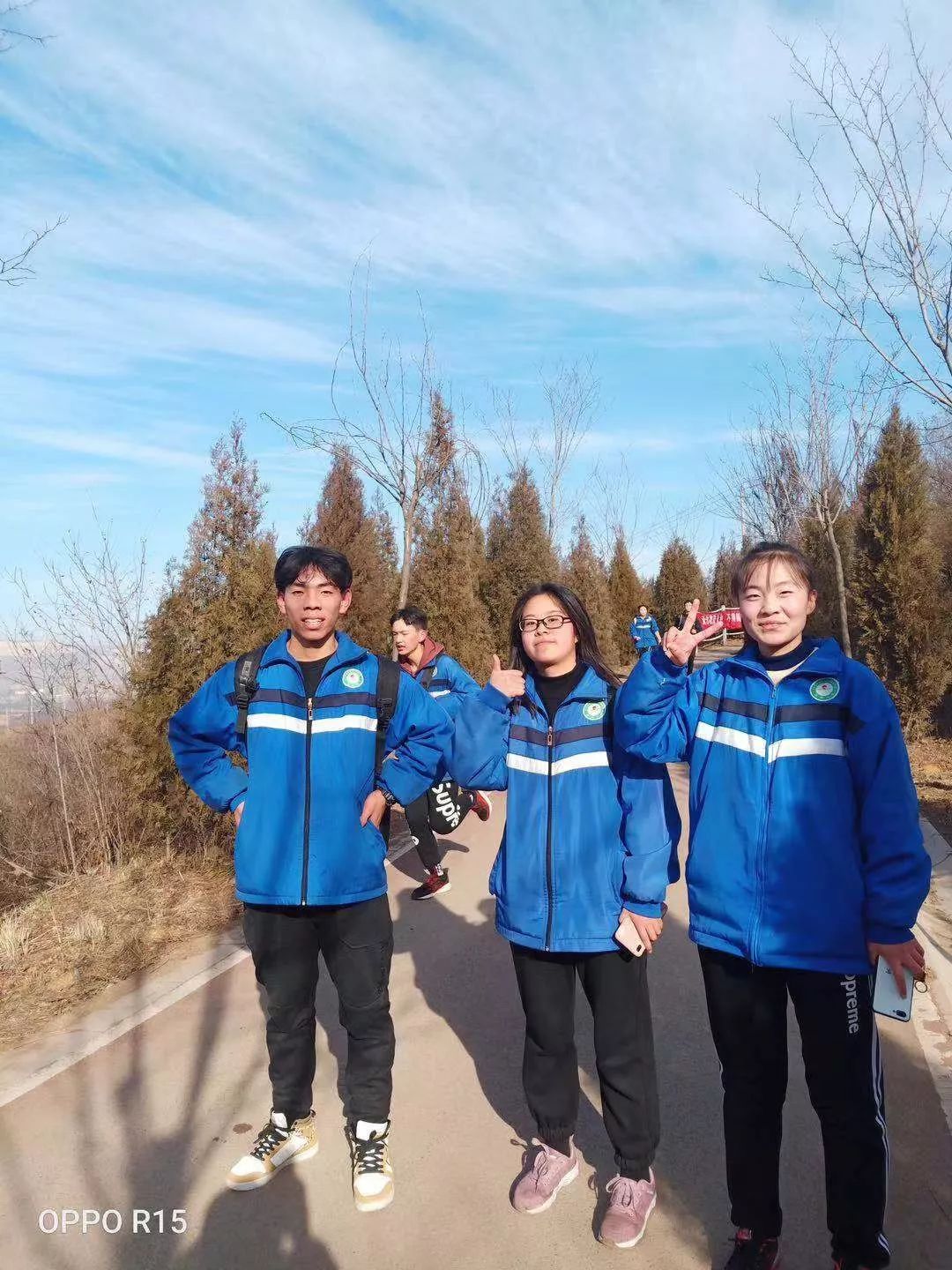 辞旧迎新庆元旦砥砺前行续辉煌泽州二中庆元旦举行千人远足活动