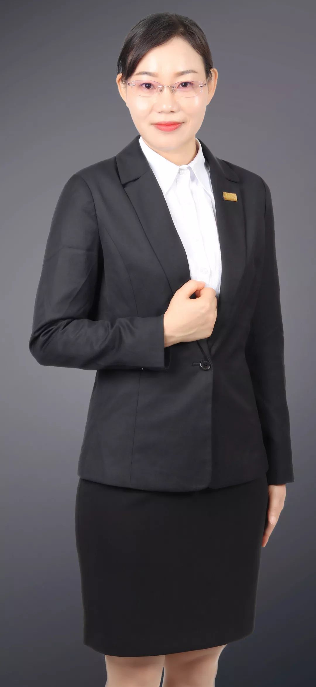 一张专业的形象照,呈现的是最有魅力的状态;着装也可以根据职业表现出