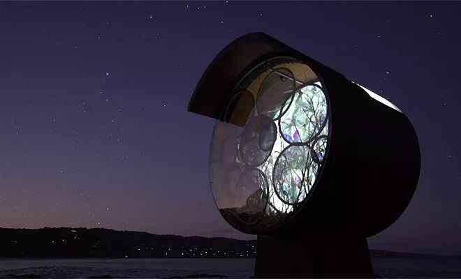 维多利亚大学的科学家利用光线原理创造出美轮美奂的艺术品