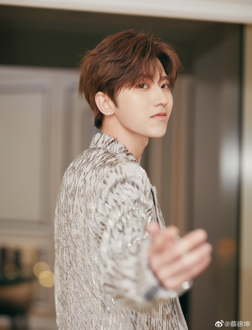 蔡徐坤更博发浅笑回眸图 没有人能拒绝坤坤的狼人杀邀约!