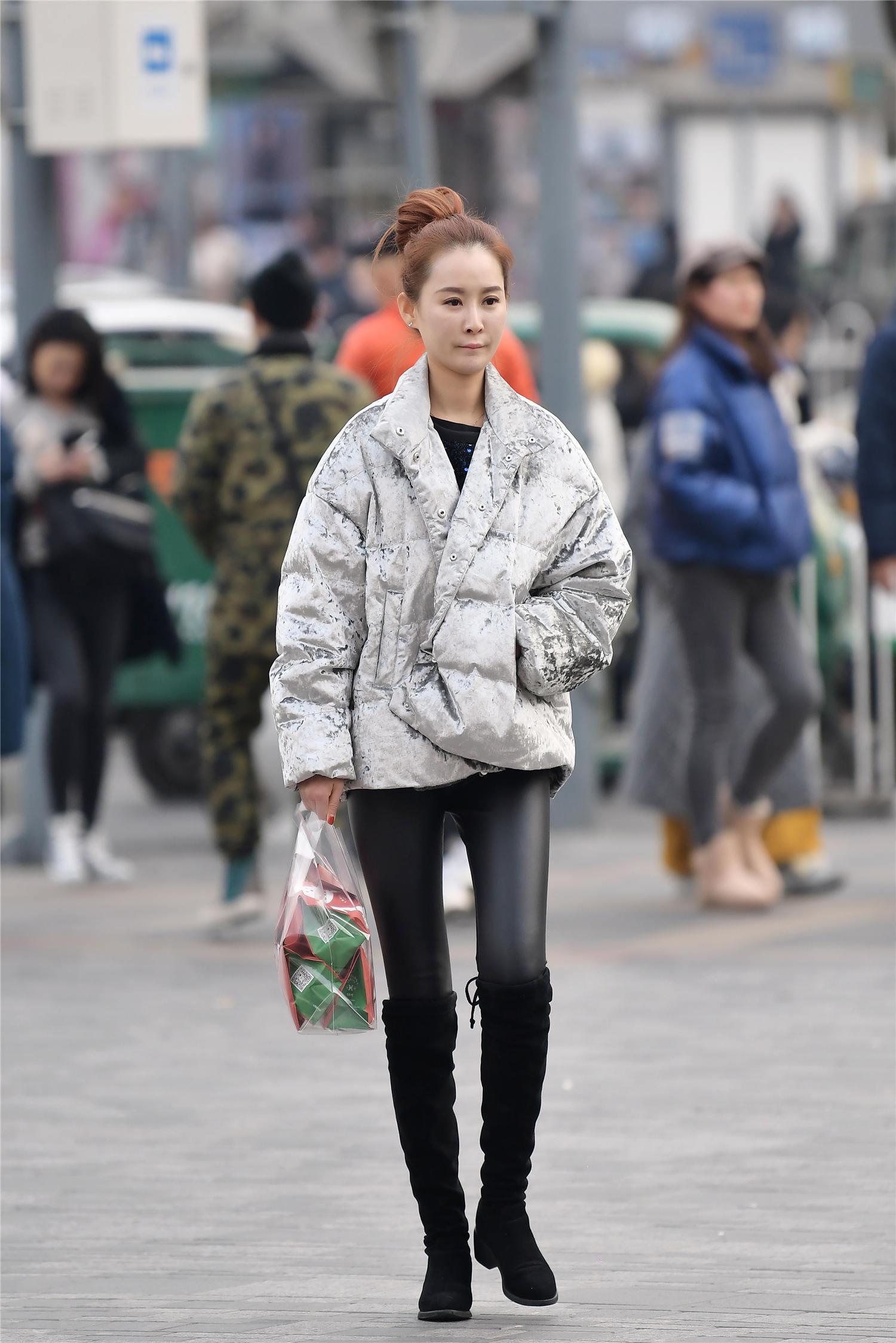 冬季的羽绒服选择长款还是短款时尚姑娘有自己的搭配技巧