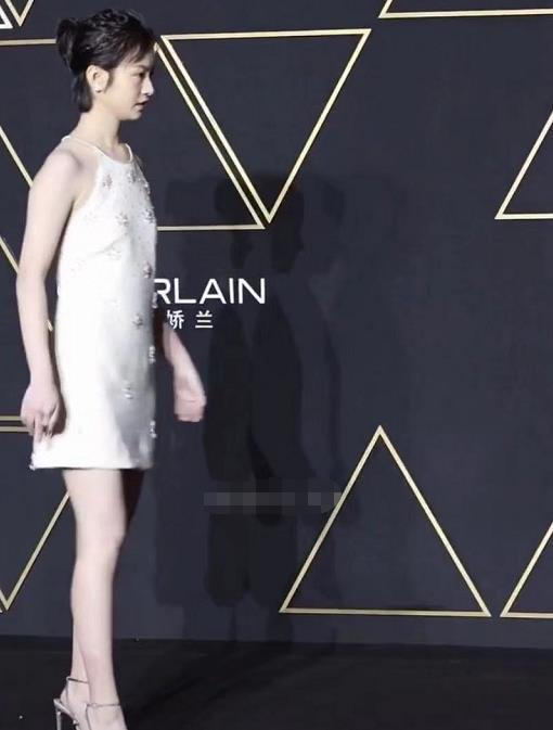 李庚希穿十厘米高跟鞋走红毯看清走姿终于相信她只有19岁了