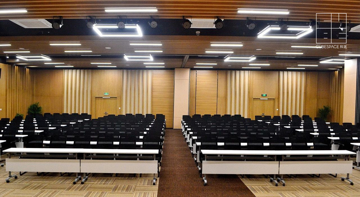 会议空间按使用者的人数及需求的不同,设计成了剧院式,课桌式,围桌式