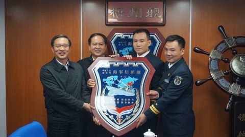 梧州军分区司令员张汉川等党政军领导率梧州市代表团,前往南部战区