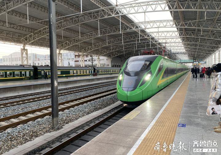 7时37分左右,d746列车驶入聊城站,这是历史上首次停靠聊城的动车组.