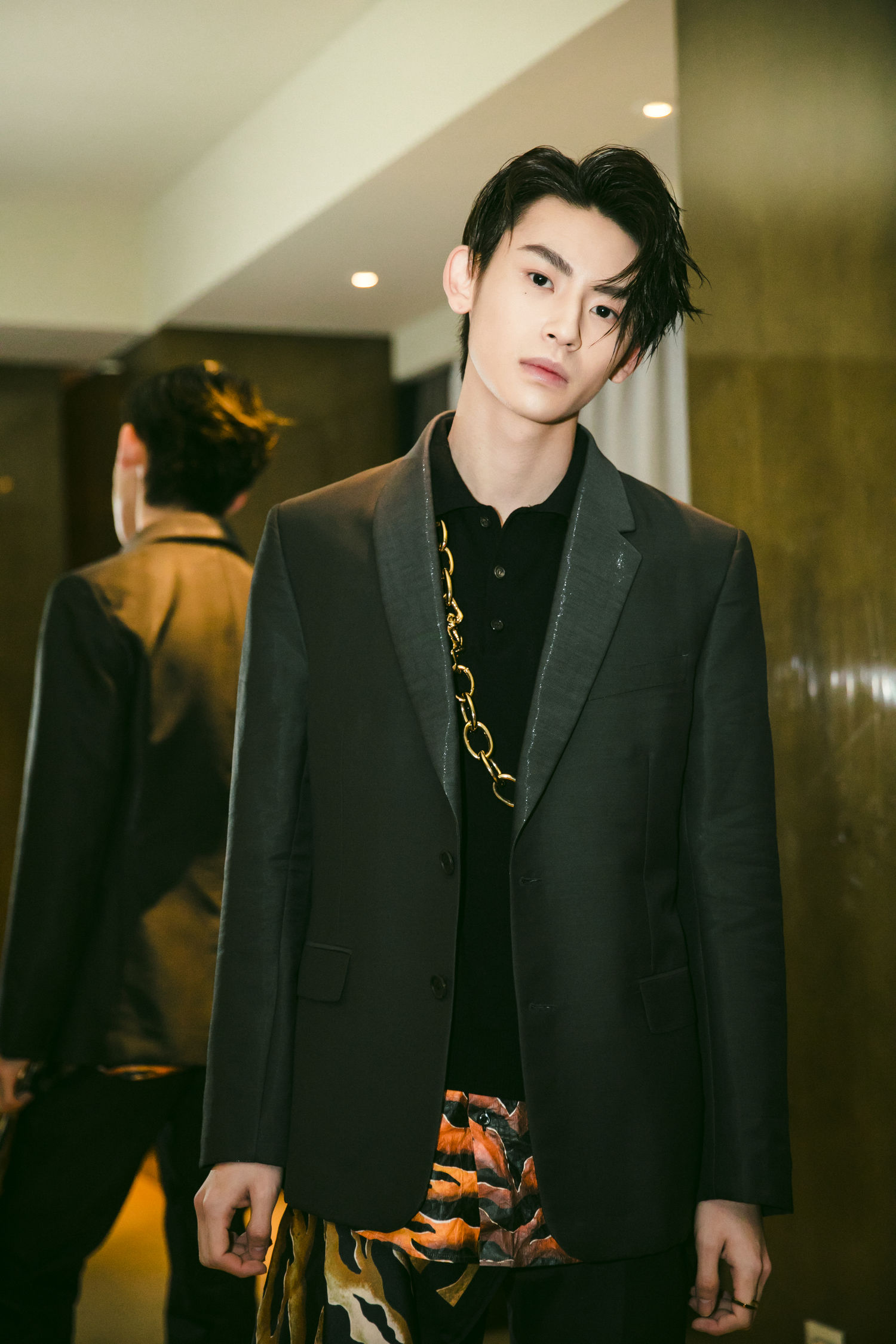 小鬼今晚跨年盛典造型公开 一身酷帅闪纹黑色西服的小老虎