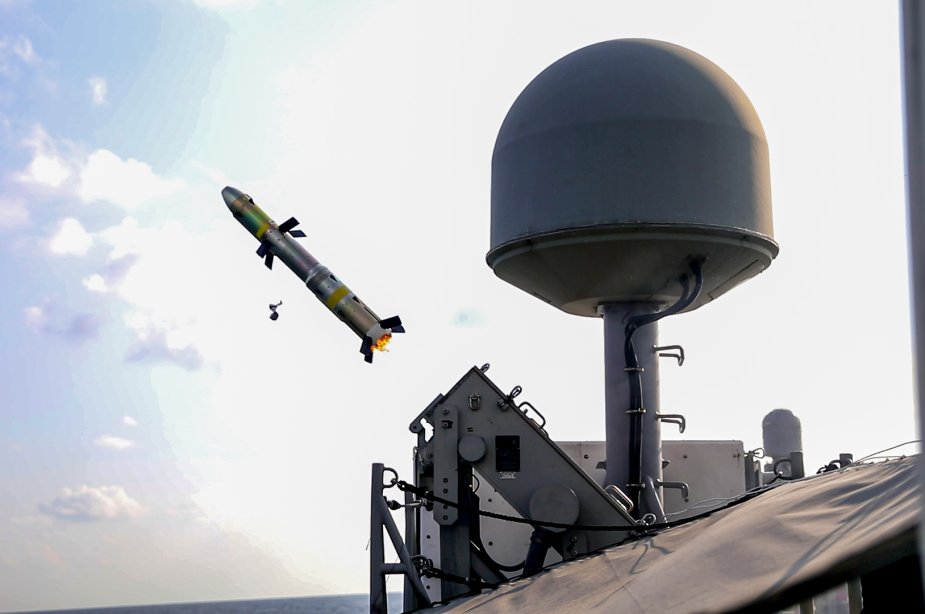 美国海军海岸巡逻舰试射"格里芬"导弹