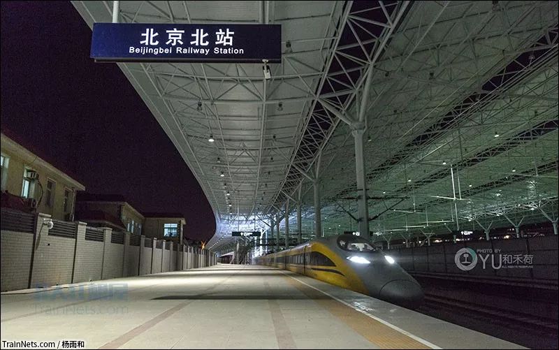 2019年11月动车组检测车停靠在北京北站一站台