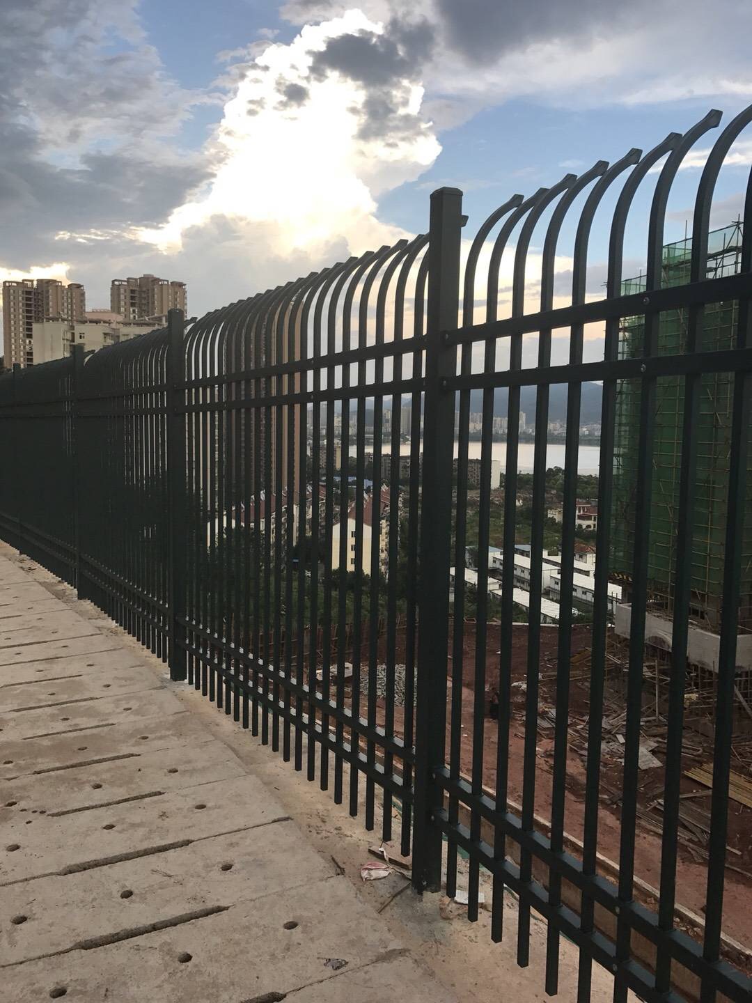 围墙栅栏安装时立柱如何固定