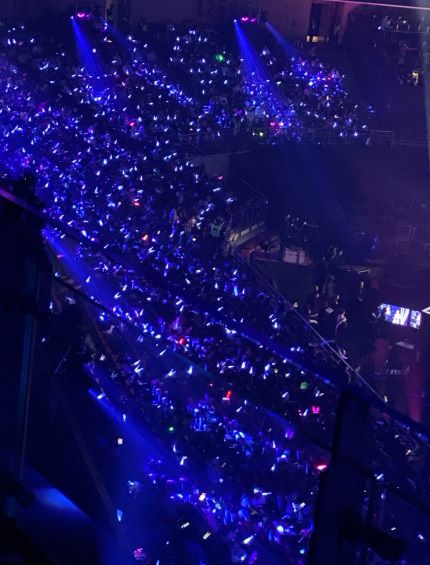 浙江卫视跨年晚会现场被曝营造座无虚席假象,观众用荧光棒替代