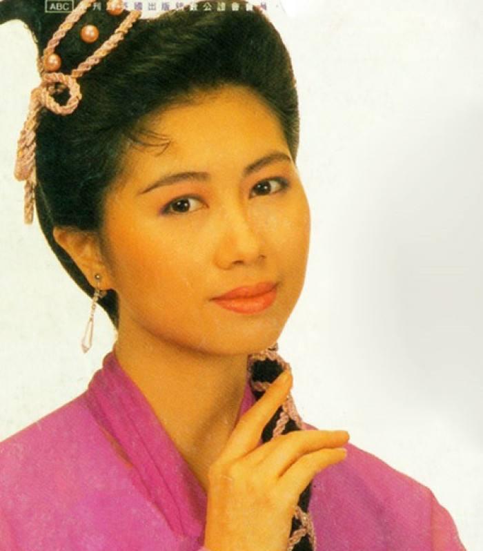 之后在tvb主持界和影视圈发展顺利,代表作有《飞龙猛将》《发达秘笈》