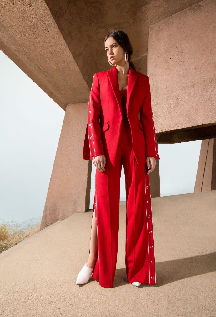 白色阔腿裤有了红色大毛衣加持,清冽的白色瞬间就有了温度 红色西装