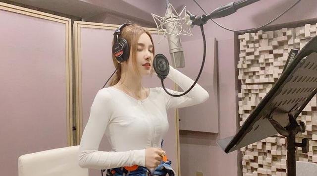 她以前是lpl最受欢迎女解说,而今却人气惨淡,靠着卖台历赚钱!_贝拉