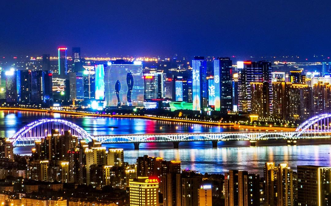 钱塘江两岸滨江区段,上城区段灯光秀>>>>表演类亮灯:每晚18:00-21:30.