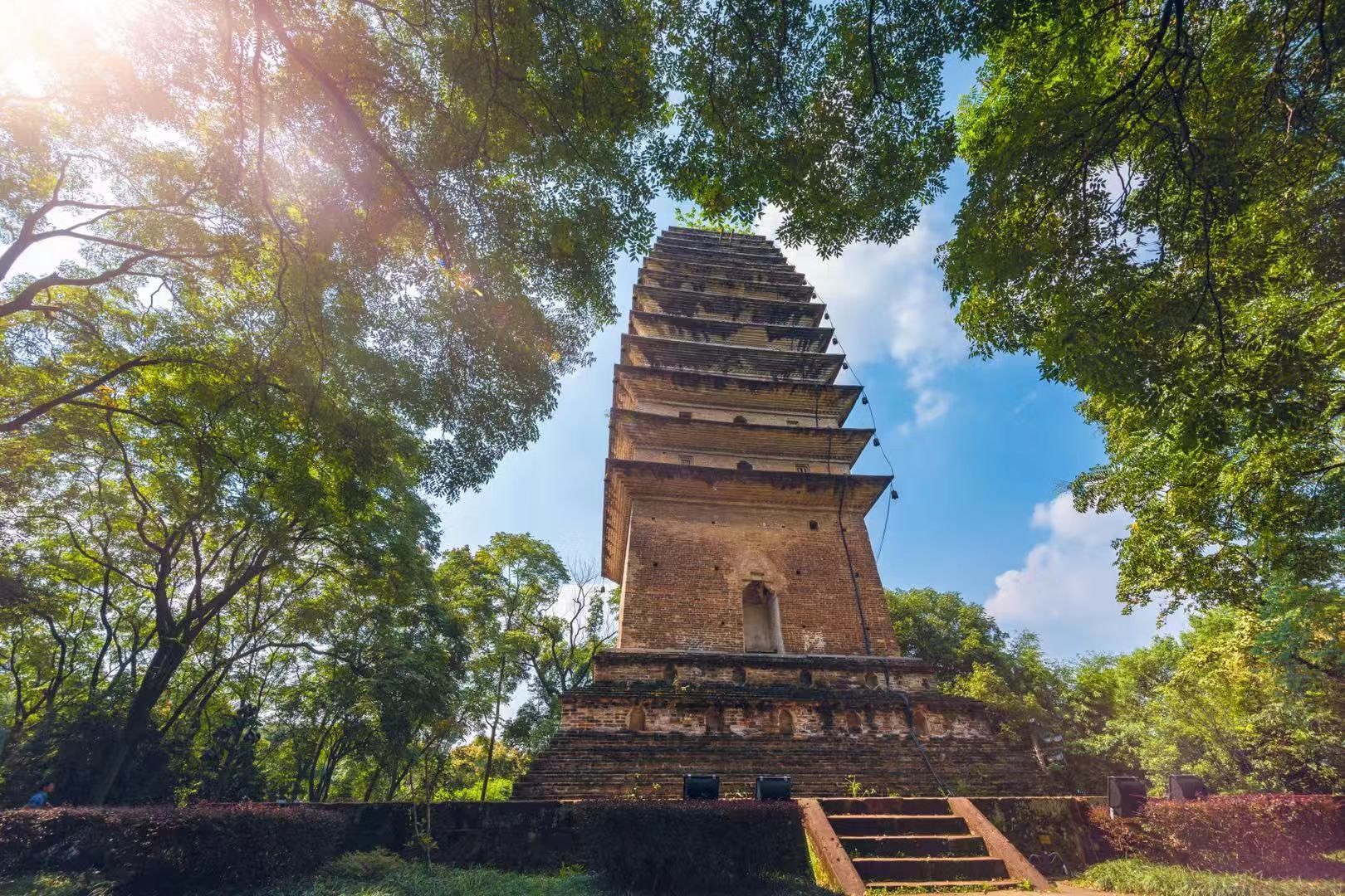 靈寶塔靈寶塔又名凌雲塔,因其聳立在凌雲寺後的靈寶峰巔,故以山峰命名